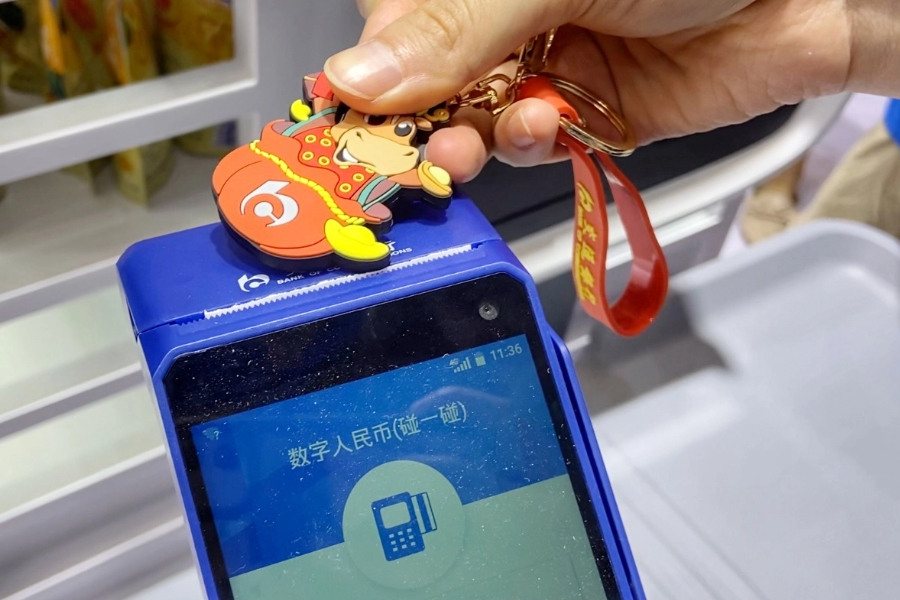 帶NFC支付“硬錢包”的卡通與POS機(jī)碰一碰 帶NFC支付“硬錢包”的卡通與POS機(jī)碰一碰